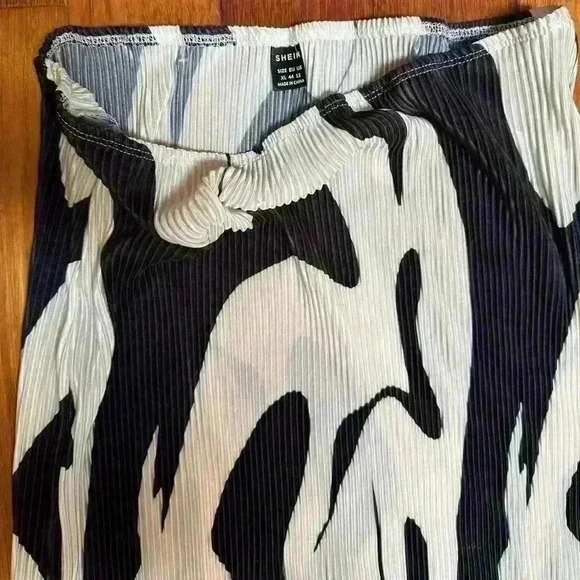 SHEIN | Black & cream long patterned pleated  skirt size XL - Picture 2 of 2